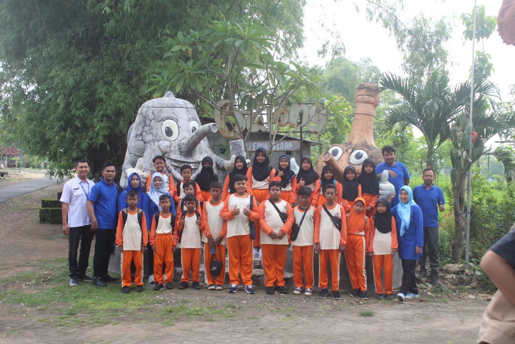 Outing Class Siswa SDN Balong ke Griya Keramik